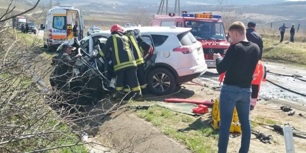 Tragedie la Strășeni. Două persoane au ars de vii într-un automobil